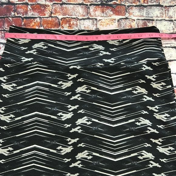 LulaRoe Cassie M Black/Grey Biplane design Preowned - Picture 6 of 8